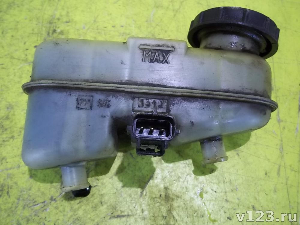 Бачок для главного тормозного цилиндра. Бачок для главного тормозного цилиндра. Главный тормозной цилиндр бид ф3. Тормозной цилиндр форд эксплорер 4. В.